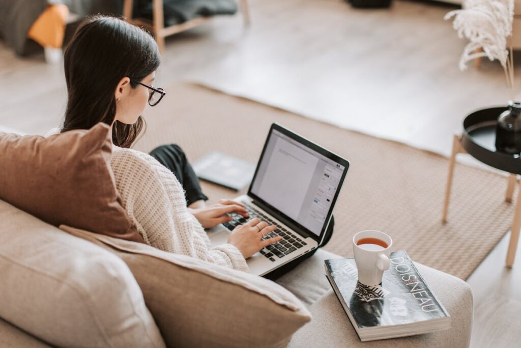 Travailler chez soi : métiers, conseils et opportunités pour réussir en 2024