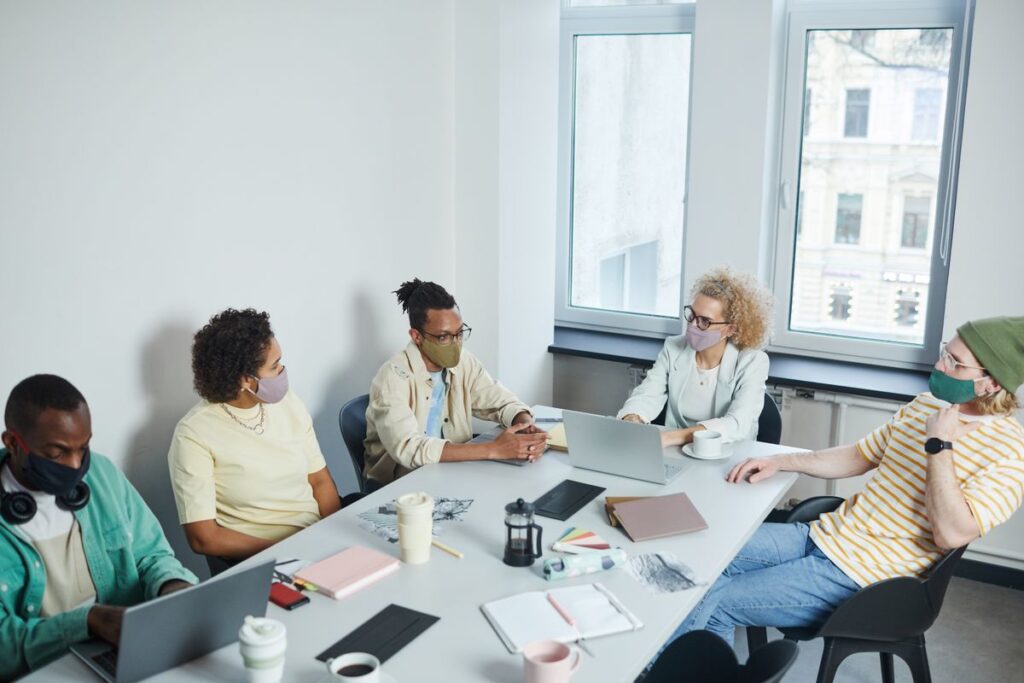 Management à distance et équipe hybride : enjeux, pratiques et outils pour piloter efficacement