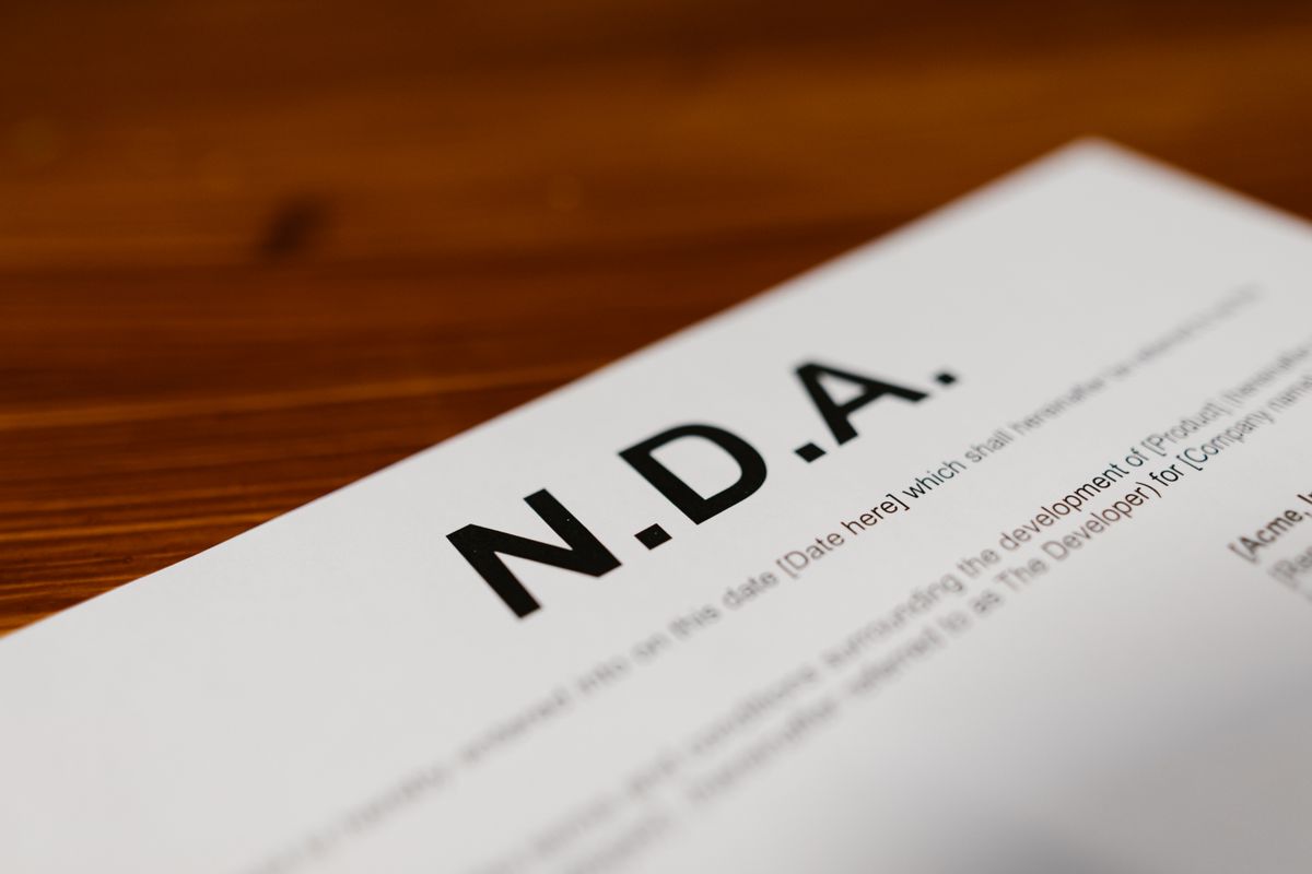 NDA (accord de confidentialité) : modèle et clauses clés - Qu’est-ce qu’un NDA (accord de confidentialité) ?